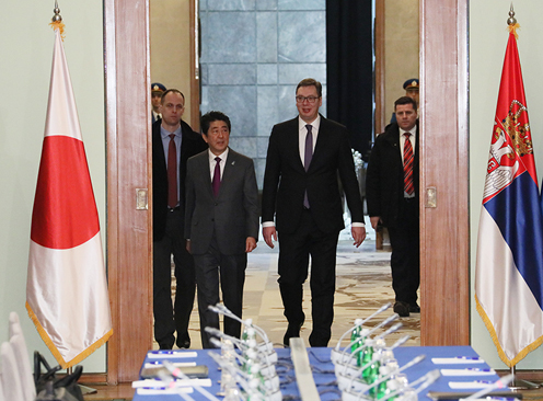 Photograph of the Prime Minister heading to the Summit Meeting after the welcome ceremony