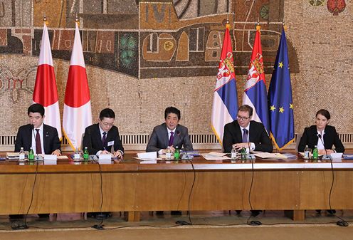 Photograph of the expanded summit meeting with Japanese businesses (2)