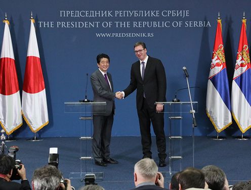 Photograph of the joint press announcement (2)