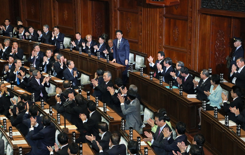 Photograph of Prime Minister Abe when designated at the Diet (2)