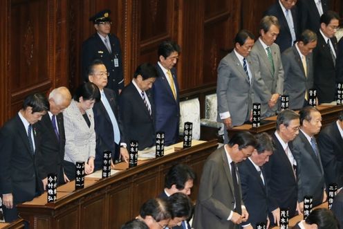 Photograph of the Prime Minister listening to the message of condolence