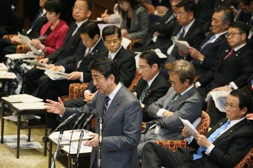 Photograph of the Prime Minister answering questions (3)