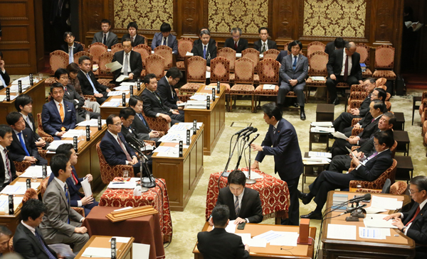 Photograph of the Prime Minister answering questions (2)
