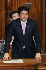 Photograph of the Prime Minister bowing after the vote at the Plenary Session of the House of Representatives