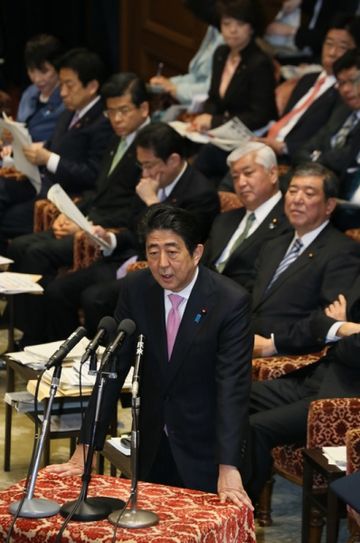 Photograph of the Prime Minister answering questions at the meeting of the Budget Committee of the House of Representatives