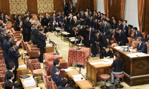 Photograph of the Prime Minister bowing after the vote at the meeting of the Budget Committee of the House of Representatives