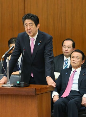 Photograph of the Prime Minister answering questions at the meeting of the Financial Affairs Committee of the House of Representatives