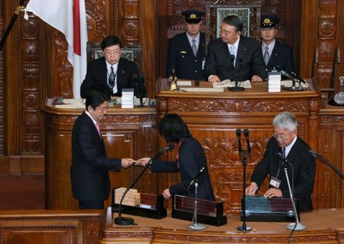 Photograph of the Prime Minister casting a vote at the Plenary Session of the House of Representatives