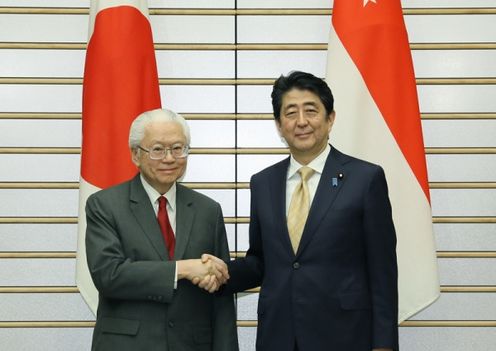 Photograph of the leaders shaking hands