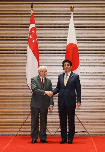 Photograph of the Prime Minister welcoming the President of Singapore