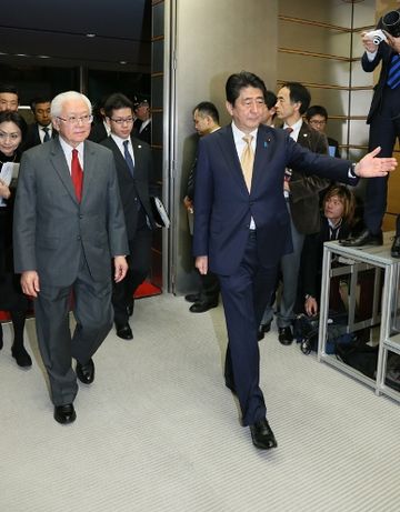 Photograph of the leaders attending the joint press announcement