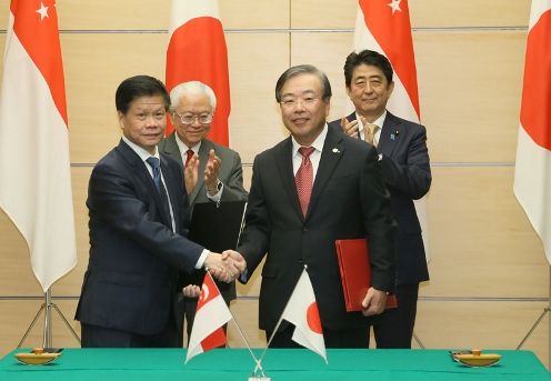 Photograph of the leaders attending the signing ceremony and the exchange of documents (1)