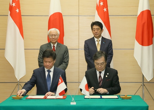 Photograph of the leaders attending the signing ceremony and the exchange of documents (2)