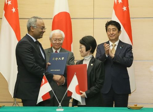 Photograph of the leaders attending the signing ceremony and the exchange of documents (3)