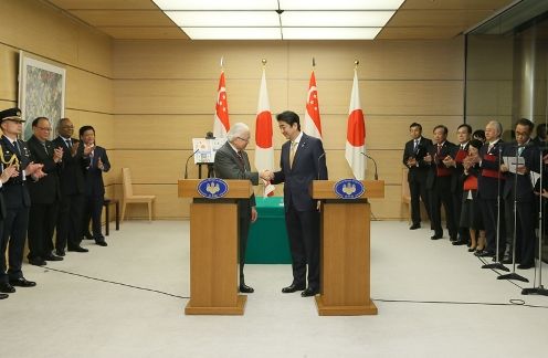 Photograph of the joint press announcement (2)