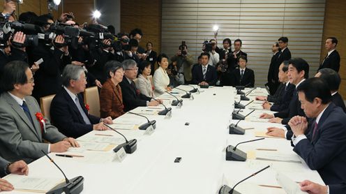 Photograph of the Prime Minister delivering an address (2)