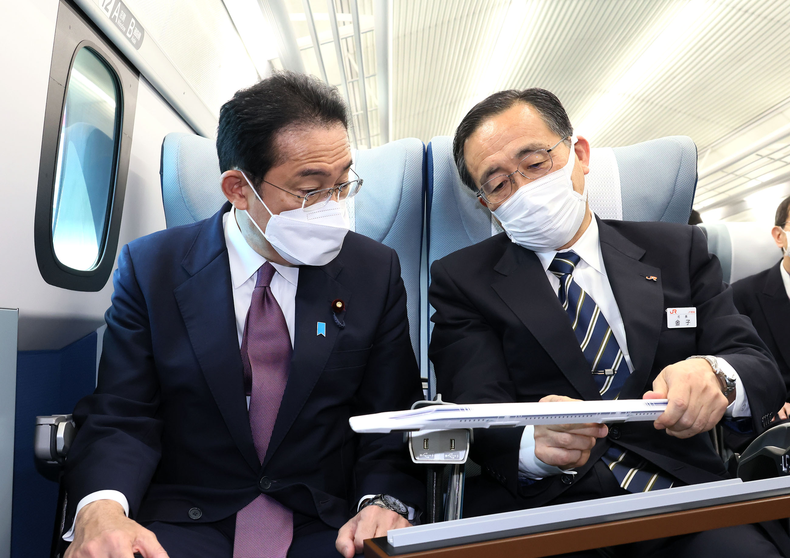 Photograph of the Prime Minister visiting the Yamanashi Maglev Test Track (2)