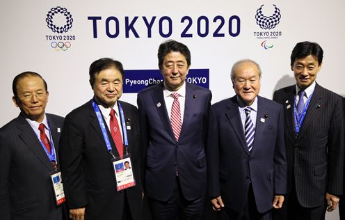 Photograph of the Prime Minister attending a commemorative photograph session