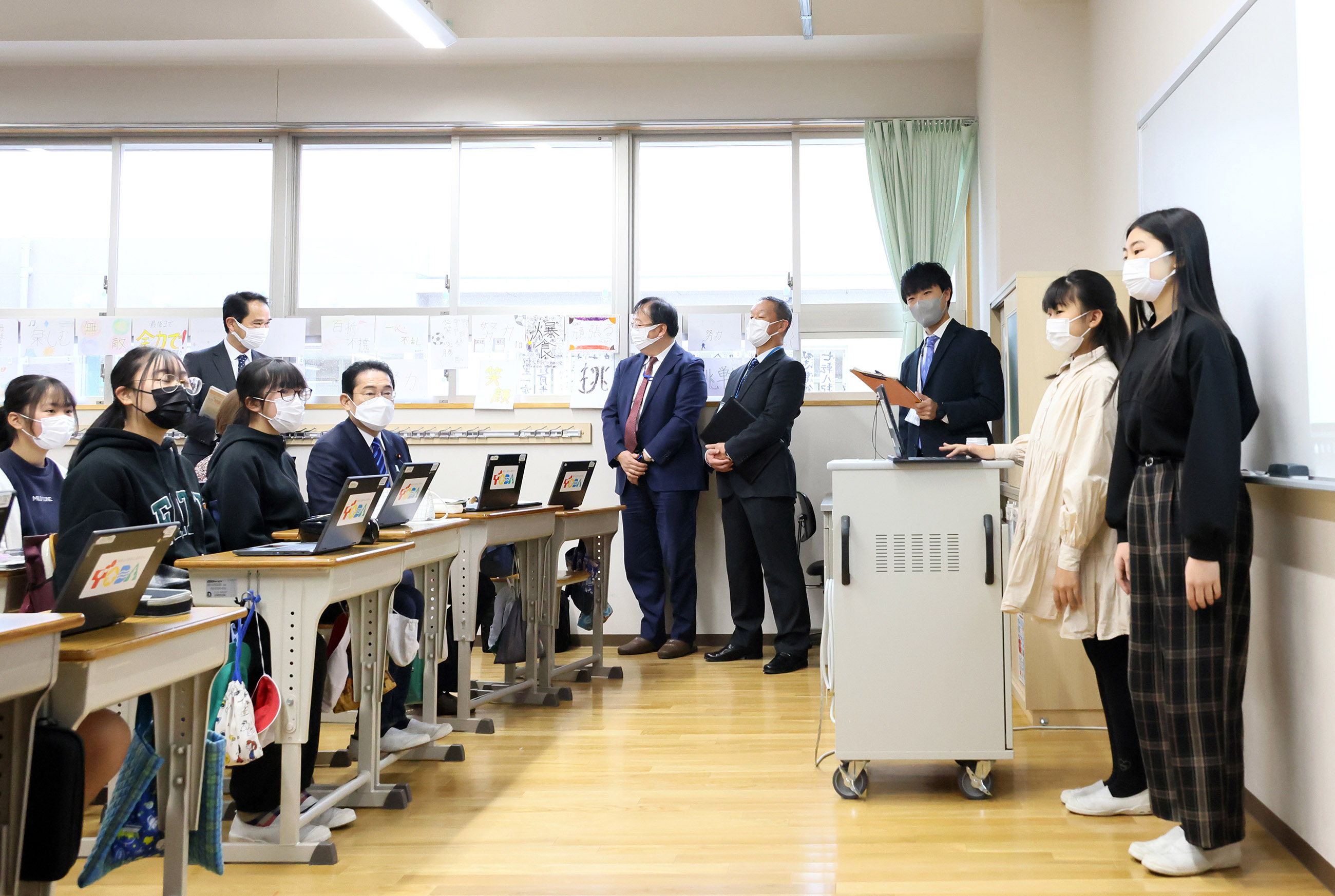 Prime Minister Kishida visiting a class (1)