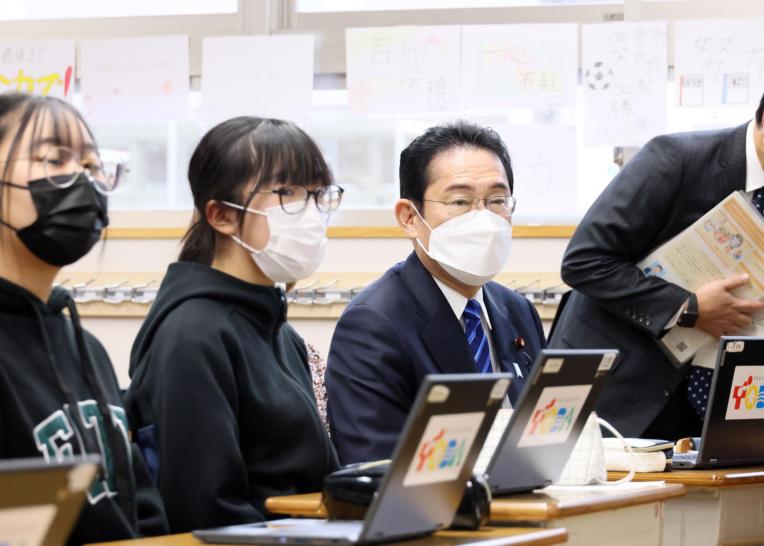 Prime Minister Kishida visiting a class (2)