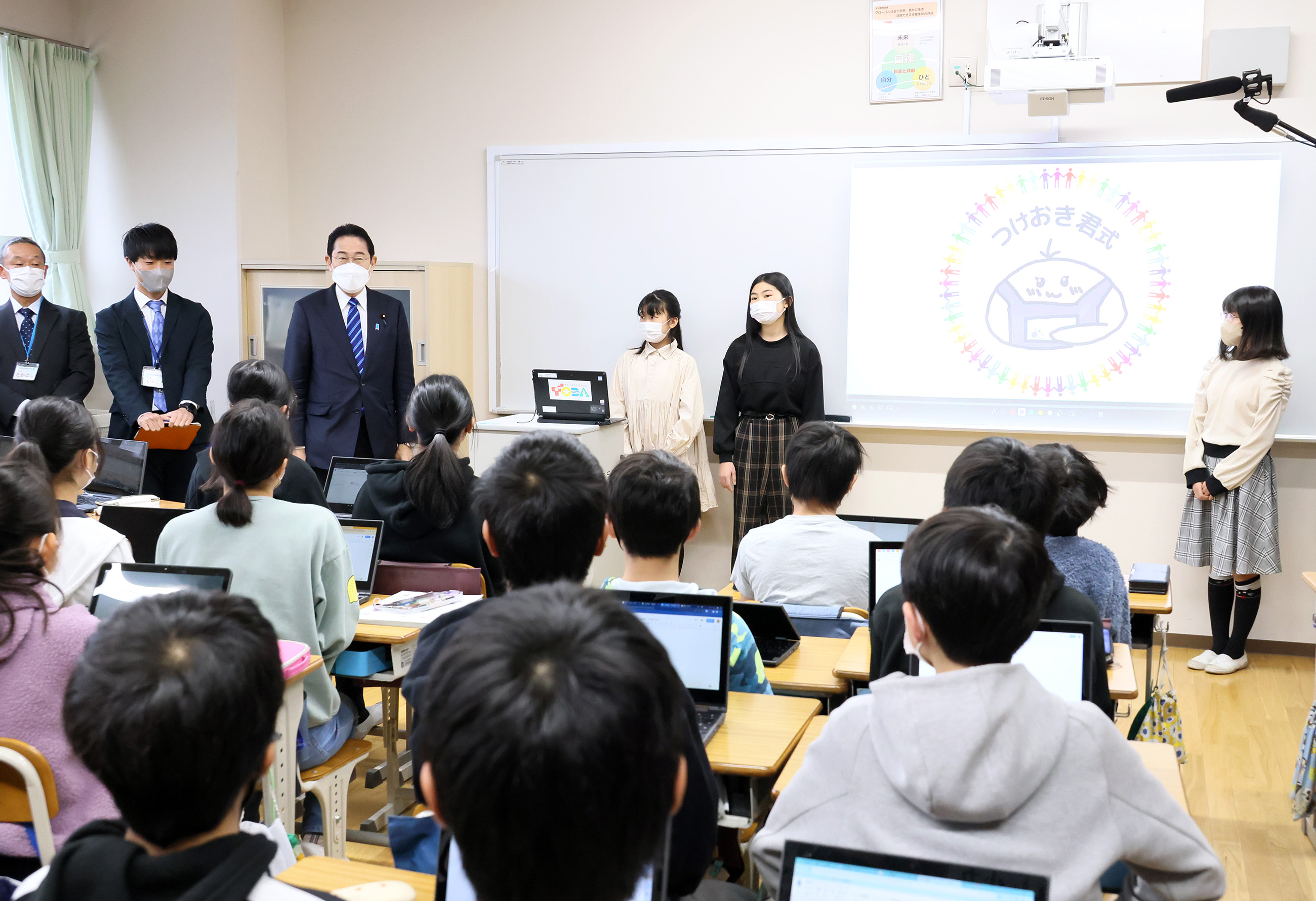 Prime Minister Kishida visiting a class (3)