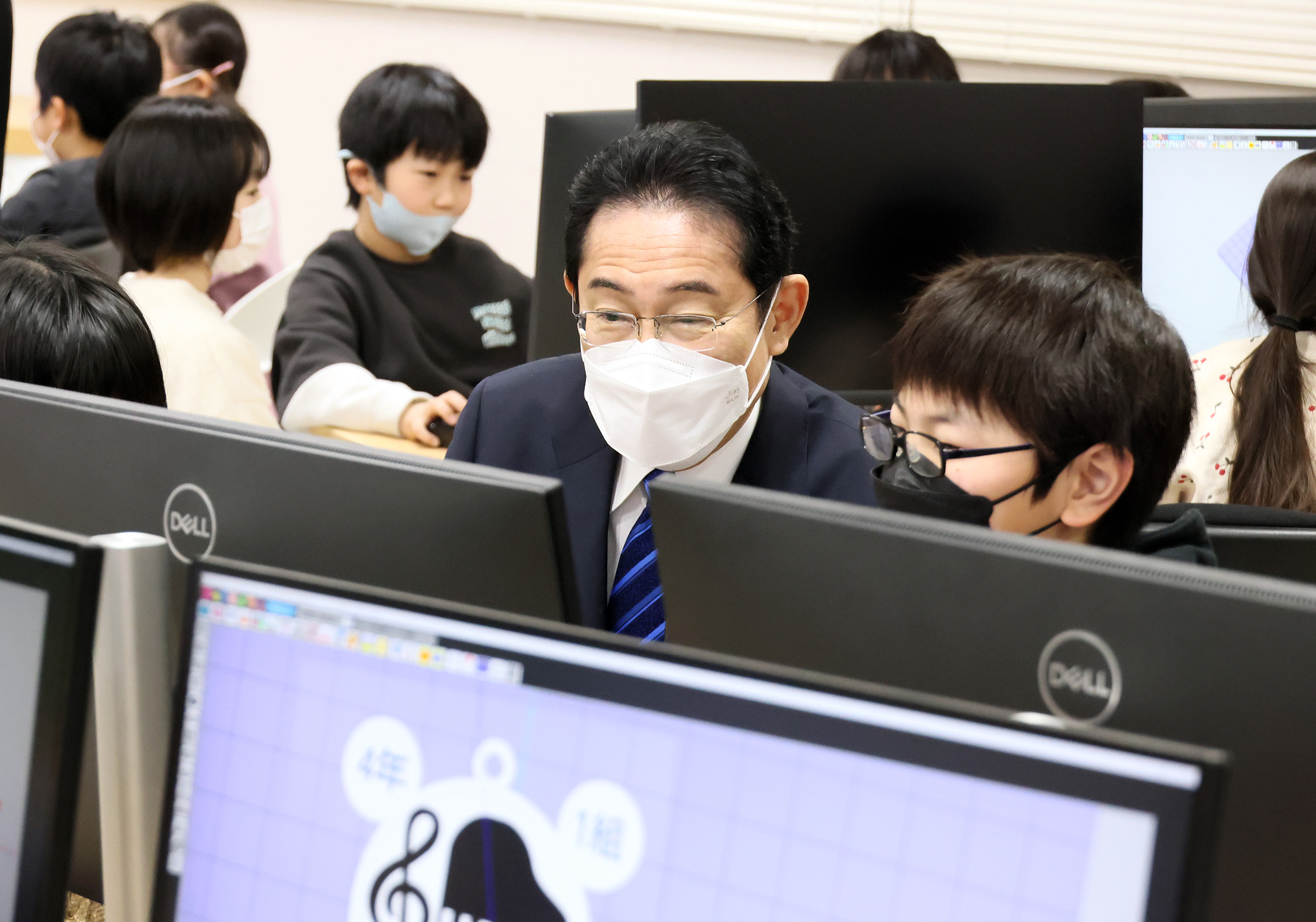 Prime Minister Kishida visiting a class (5)
