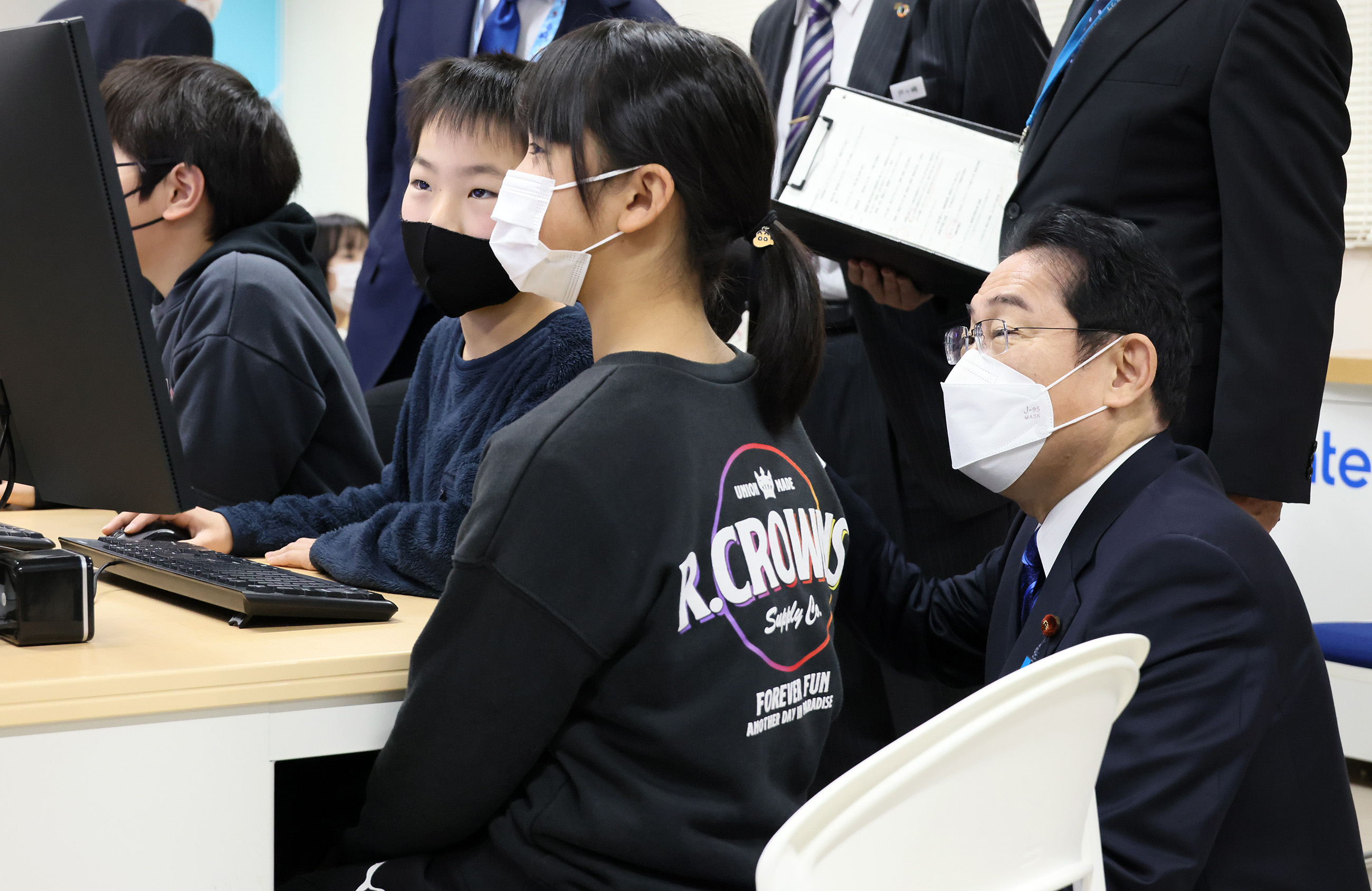 Prime Minister Kishida visiting a class (6)