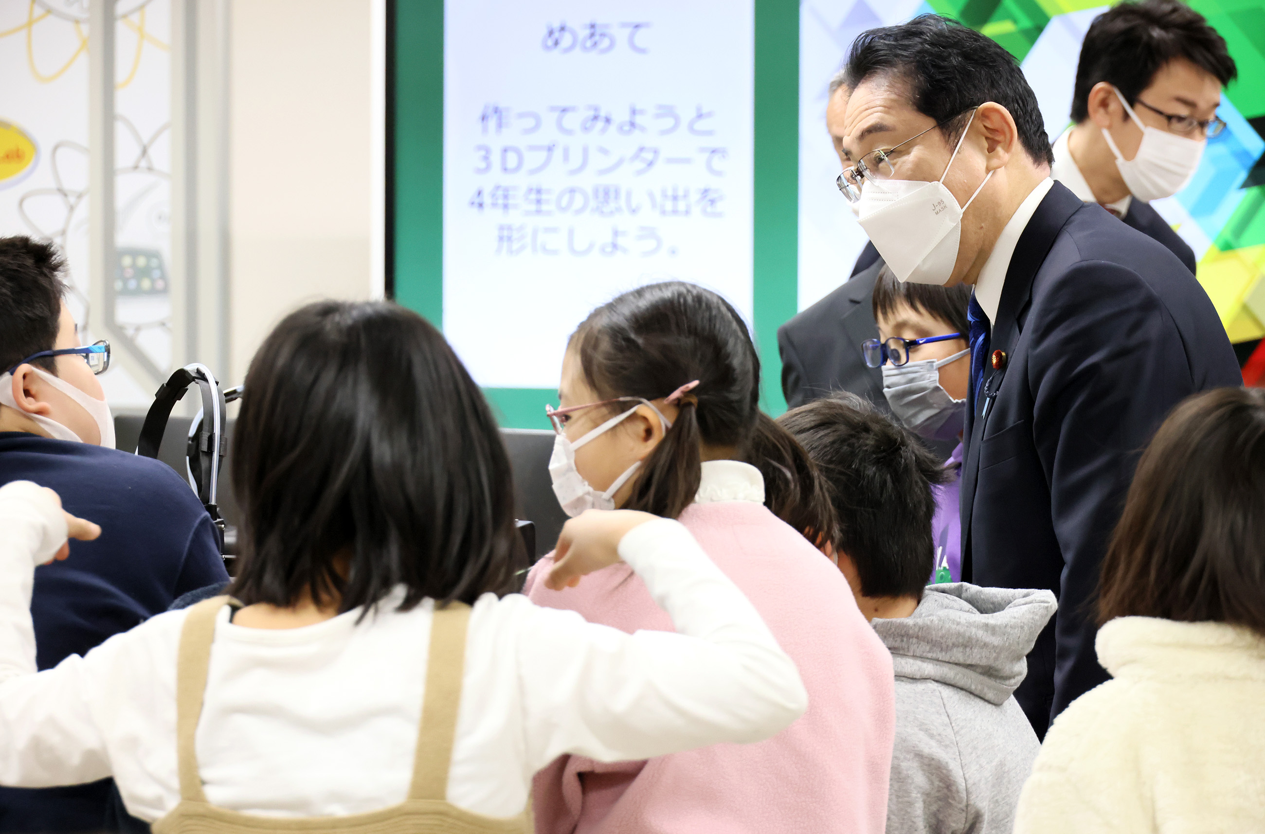 Prime Minister Kishida visiting a class (7)