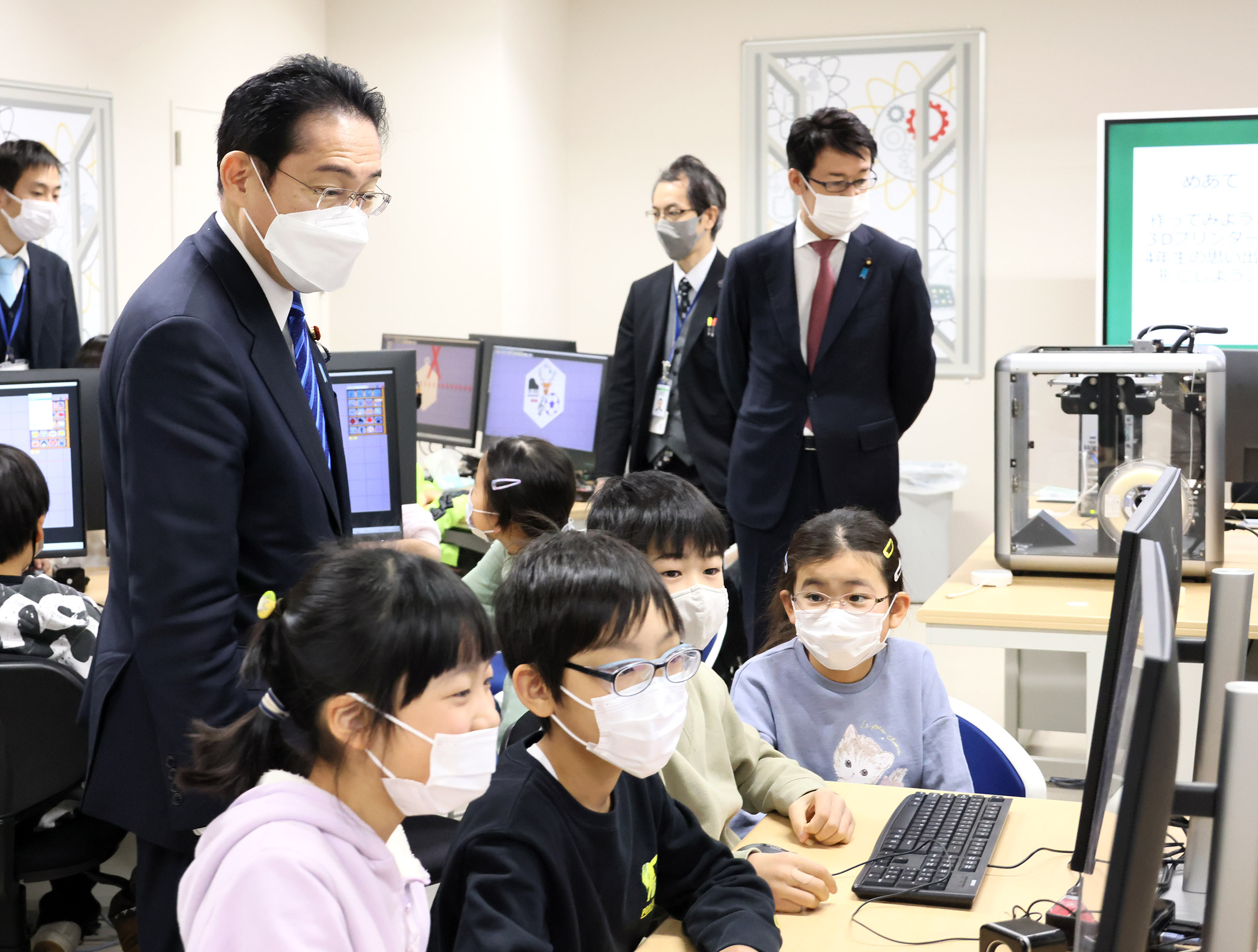 Prime Minister Kishida visiting a class (8)