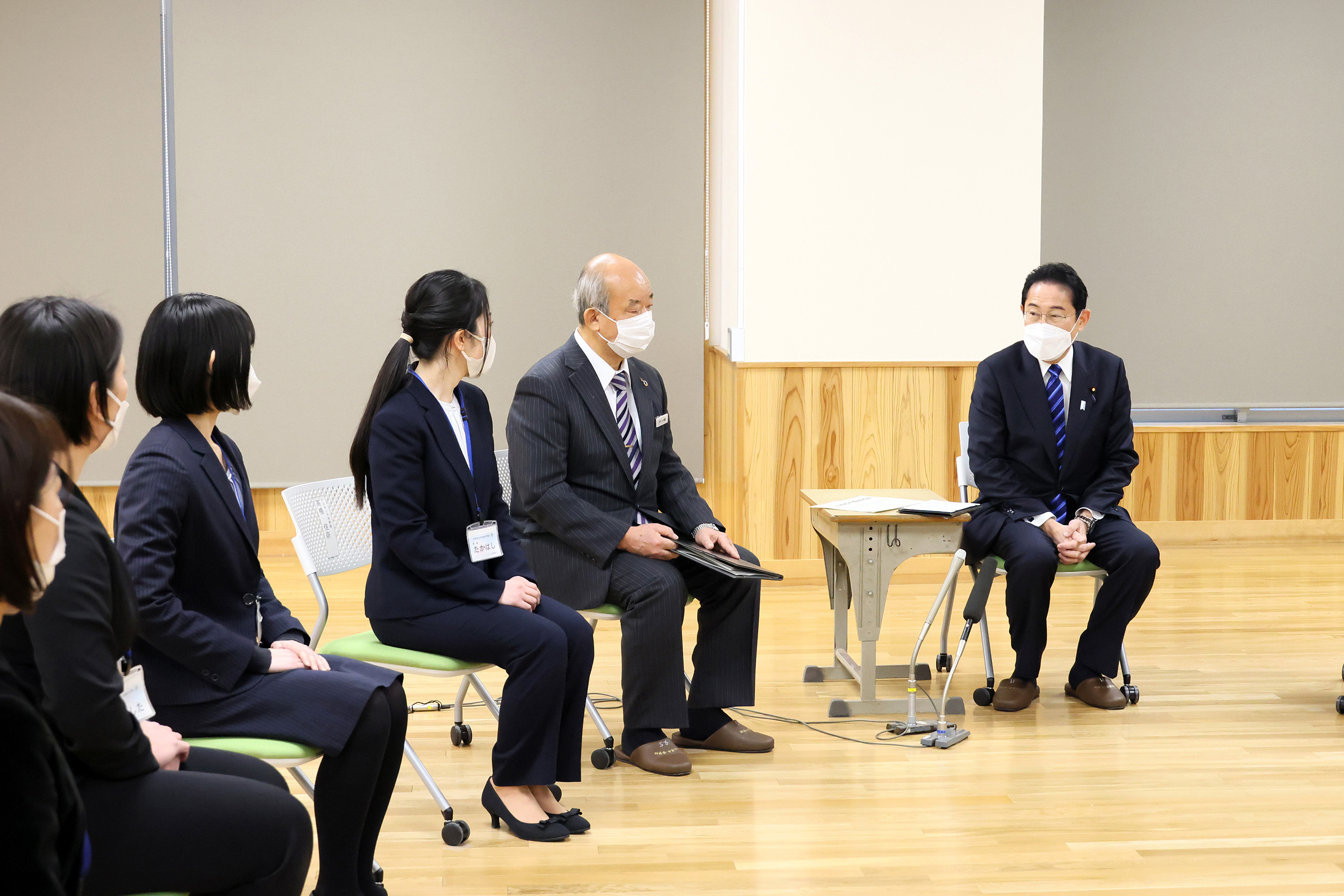 Prime Minister Kishida listening to junior faculty in a small group talk (2)