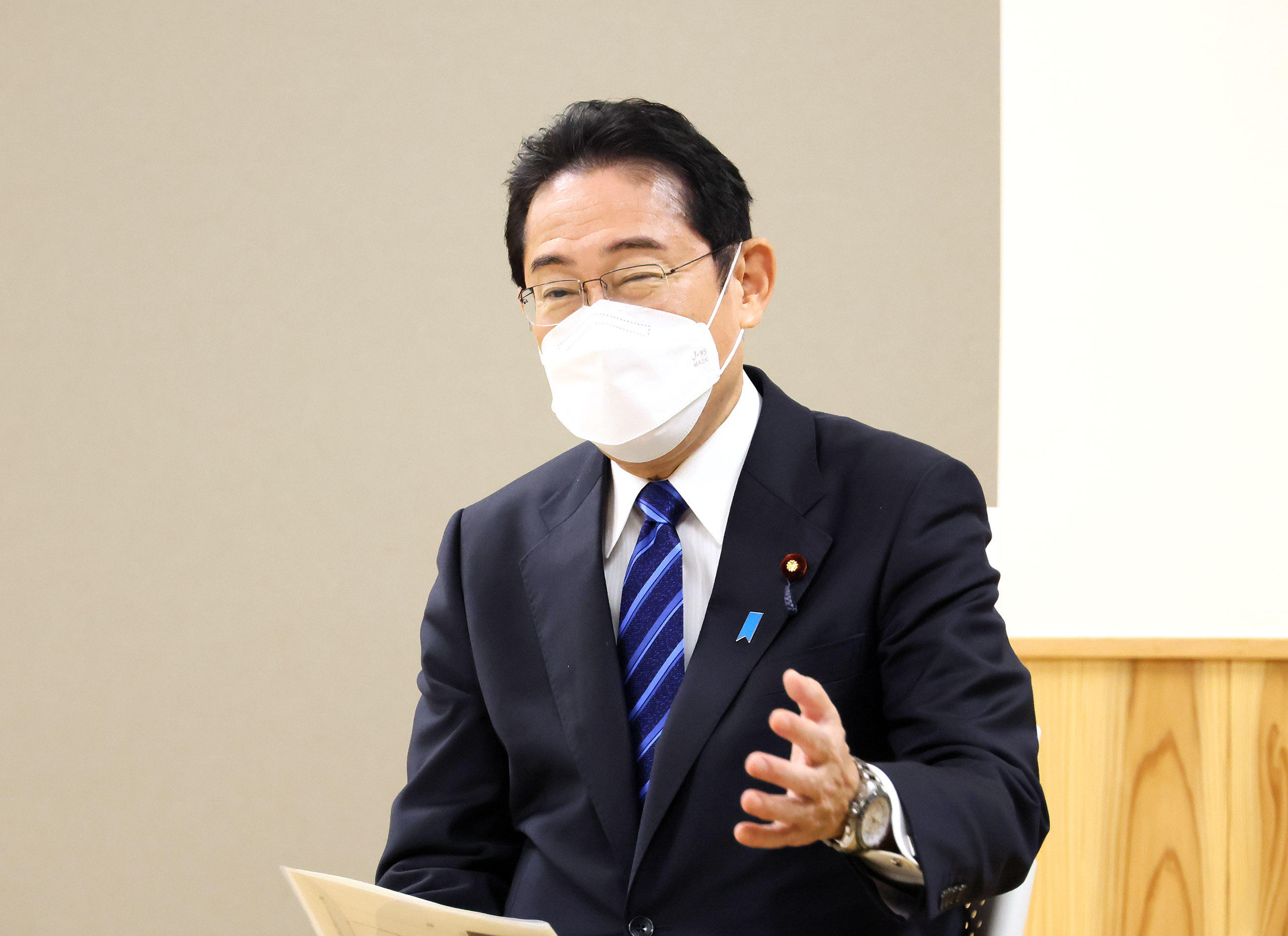 Prime Minister Kishida making remarks in a small group talk