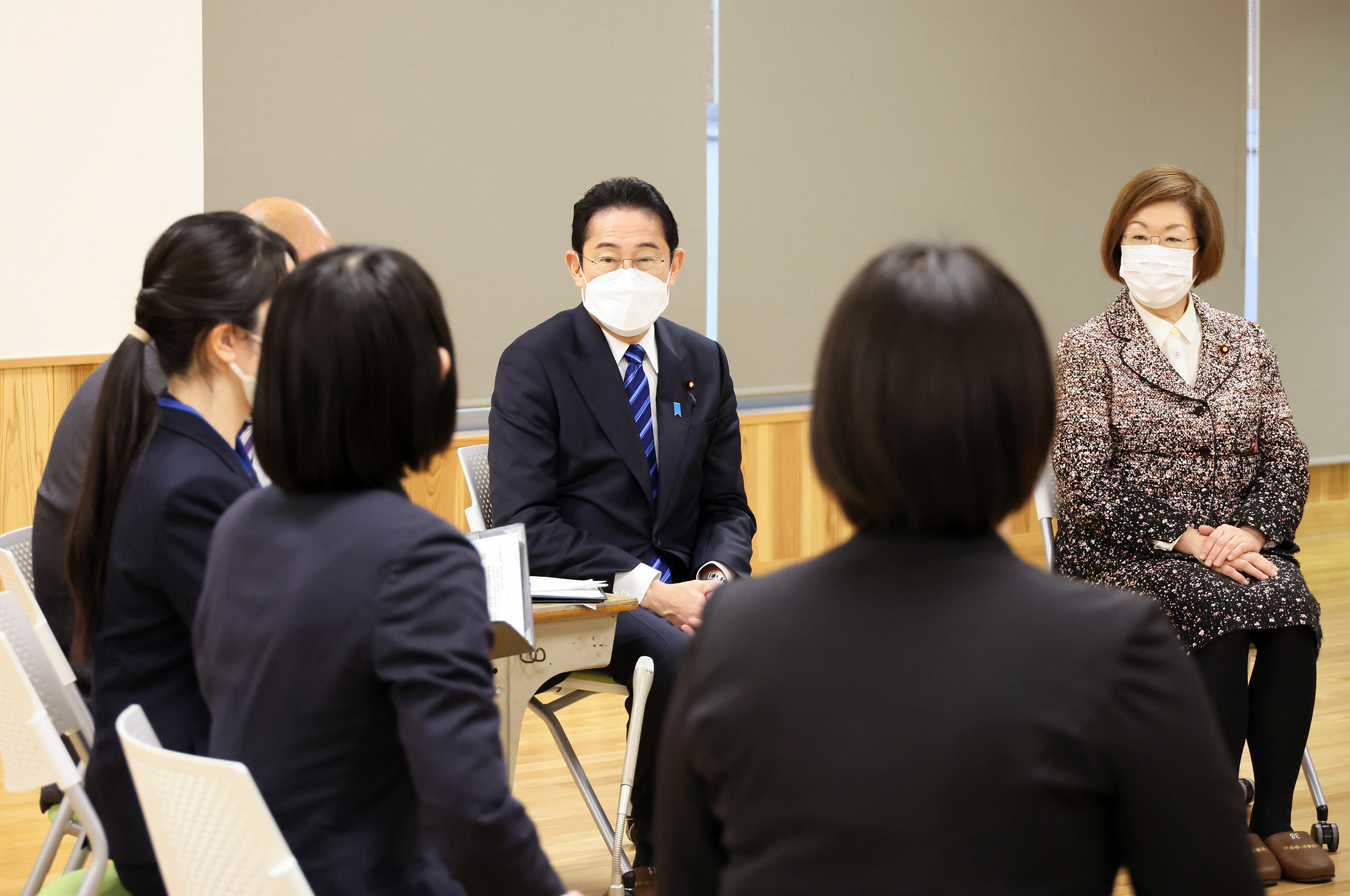 Prime Minister Kishida listening to junior faculty in a small group talk (3)