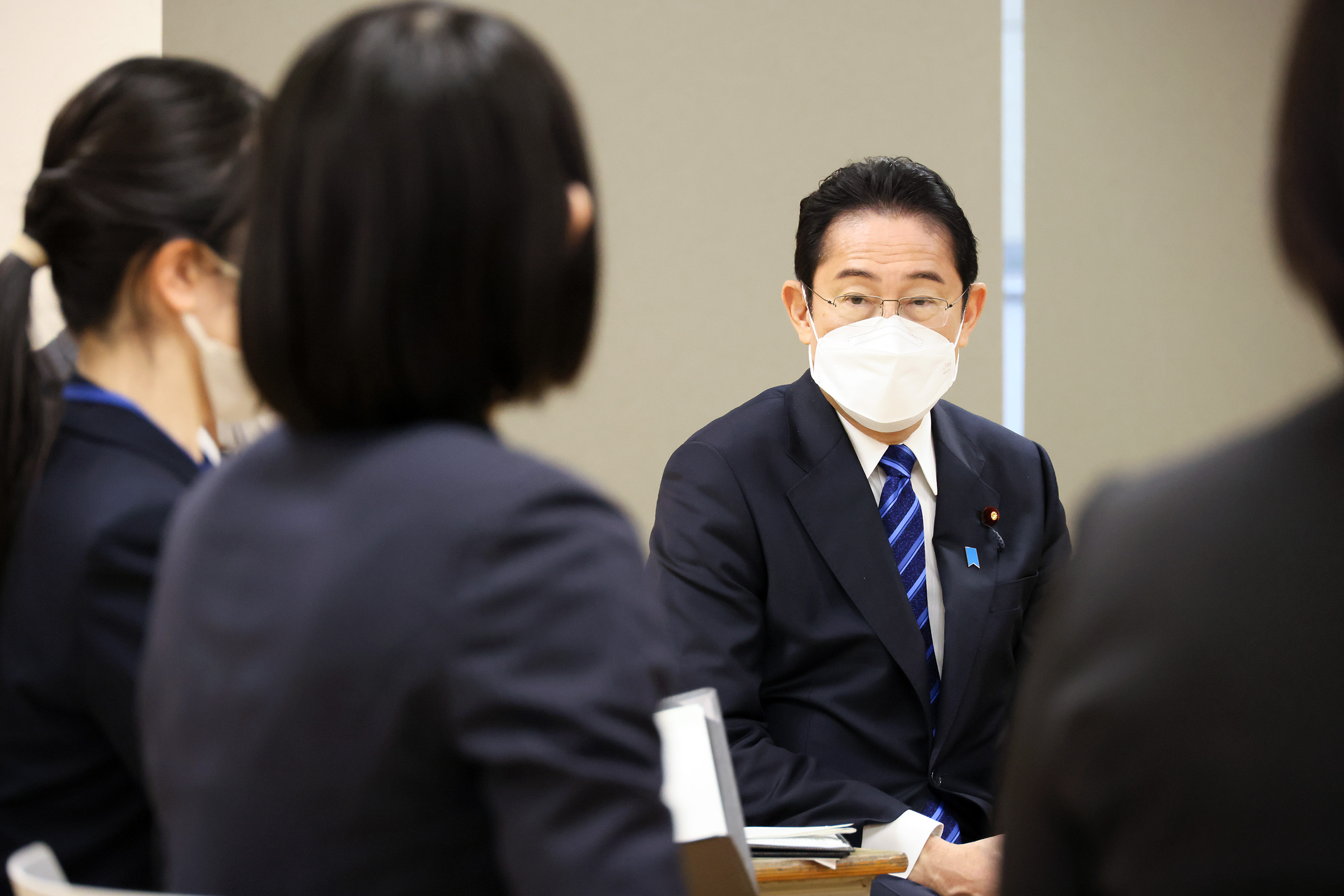 Prime Minister Kishida listening to junior faculty in a small group talk (4)