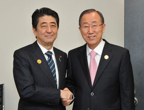 Photograph of Prime Minister Abe shaking hands with the UN Secretary-General