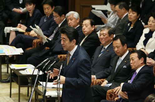 Photograph of the Prime Minister answering questions at the meeting of the Budget Committee of the House of Representatives