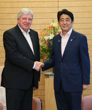 Photograph of the Prime Minister shaking hands with the President of the Bundesrat of Germany