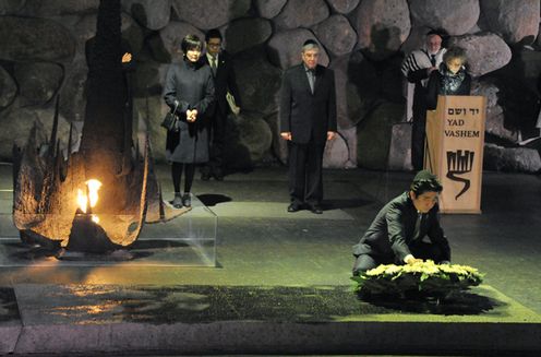 Photograph of the Prime Minister offering flowers at the Yad Vashem Holocaust History Museum