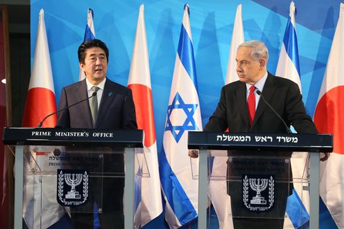 Photograph of the Japan-Israel joint press announcement (1)