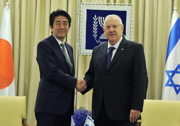Photograph of Prime Minister Abe paying a courtesy call to the President of Israel (1)