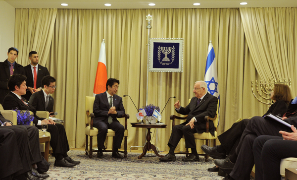 Photograph of Prime Minister Abe paying a courtesy call to the President of Israel (2)
