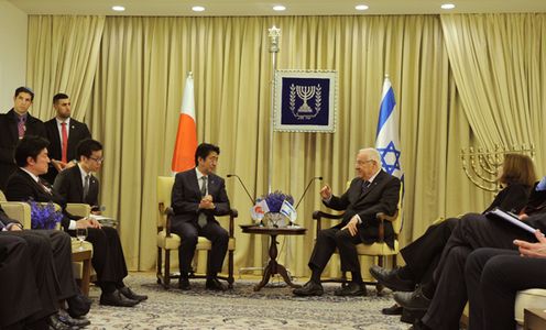 Photograph of Prime Minister Abe paying a courtesy call to the President of Israel (2)