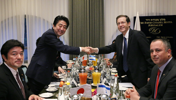 Photograph of Prime Minister Abe receiving a courtesy call from the Israeli Leader of the Opposition