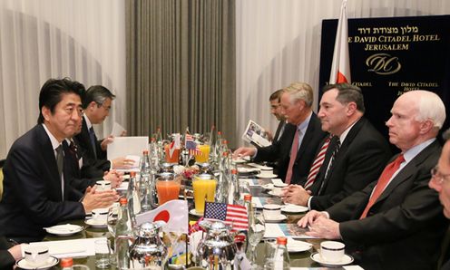 Photograph of Prime Minister Abe receiving a courtesy call from United States Senator John Sidney McCain III