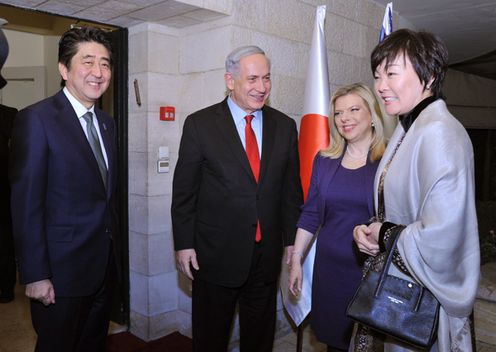 Photograph of Prime Minister Abe and Mrs. Abe attending a dinner hosted by the Prime Minister of Israel
