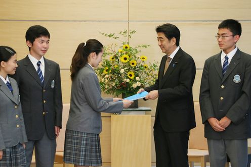 Photograph of the Prime Minister receiving the courtesy call (1)