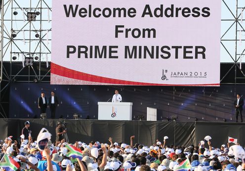 Photograph of the Prime Minister delivering an address (2)