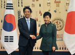 Photograph of the Prime Minister shaking hands with the President of the ROK