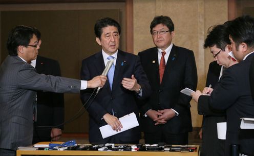 Photograph of the Prime Minister answering questions from reporters