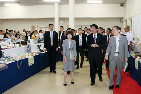 Photograph of the Prime Minister visiting the event (2)