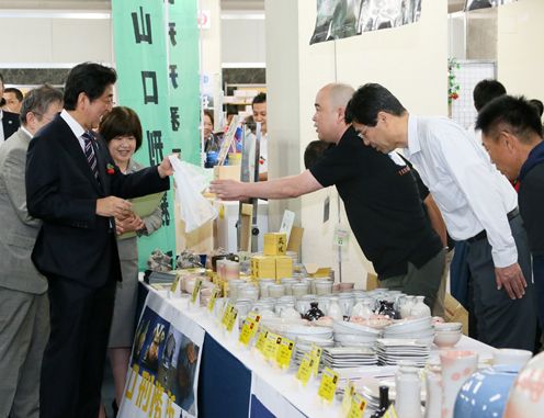 Photograph of the Prime Minister visiting the event (3)